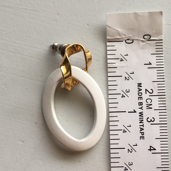 Fun Wavy Oval Earrings - Picture 4 of 4